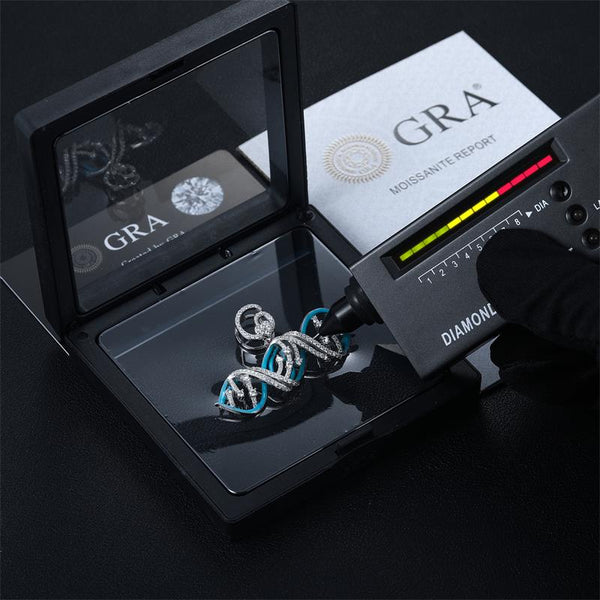 Glowing DNA Pendant 18K x Moissanite - ICECI